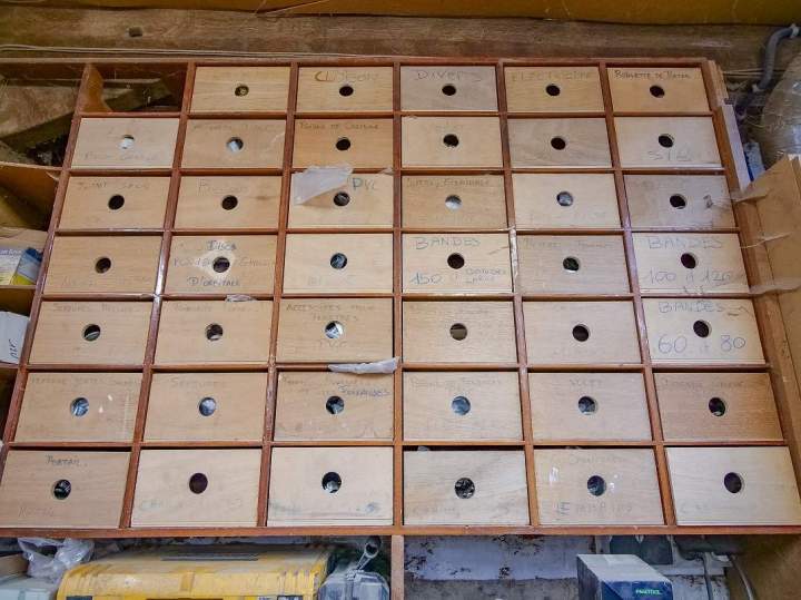 Matériel de création de meubles à Juziers