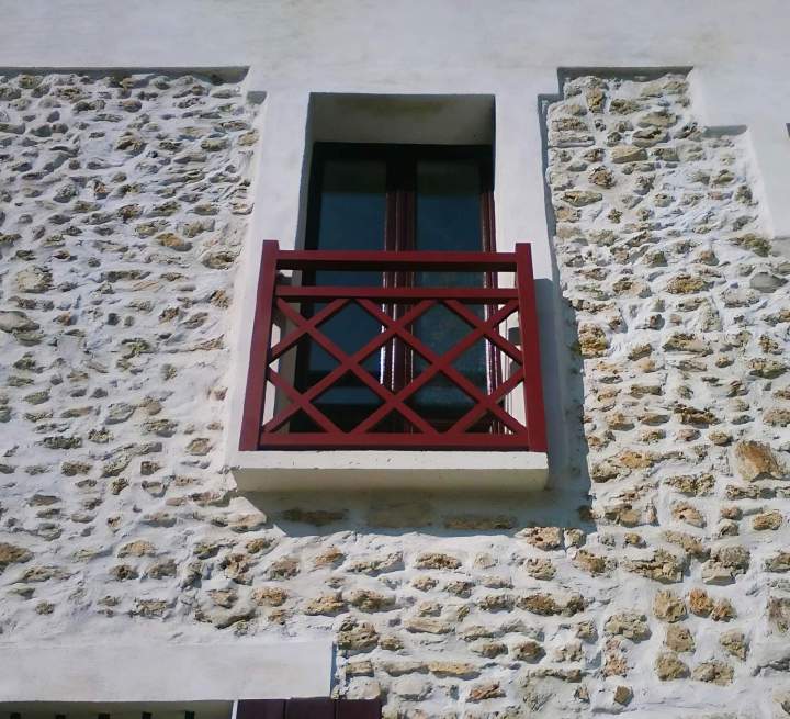 Nous proposons des menuiseries extérieures en bois, alu et PVC.