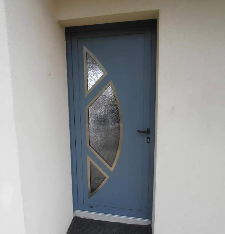 Nous réalisons des portes et des portails sur mesure.